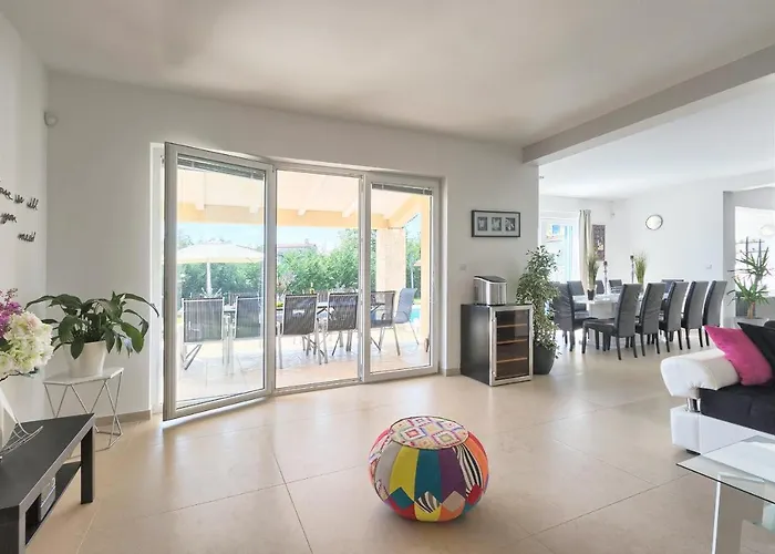 1520 Villa