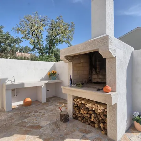1520 Vila Zminj
